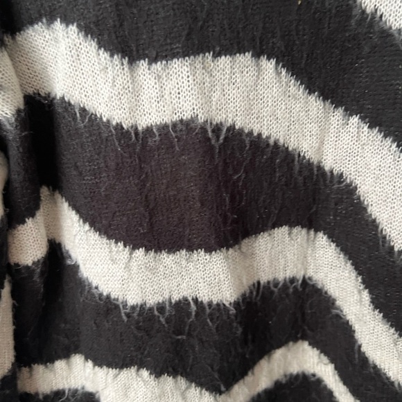 Who What Wear Zigzag Pattern Sweater in Black and Cream Size XL - Picture 2 of 6